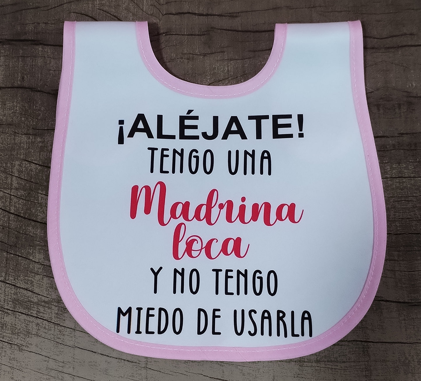Babero aléjate tengo una madrina loca y no tengo miedos de usarla💖