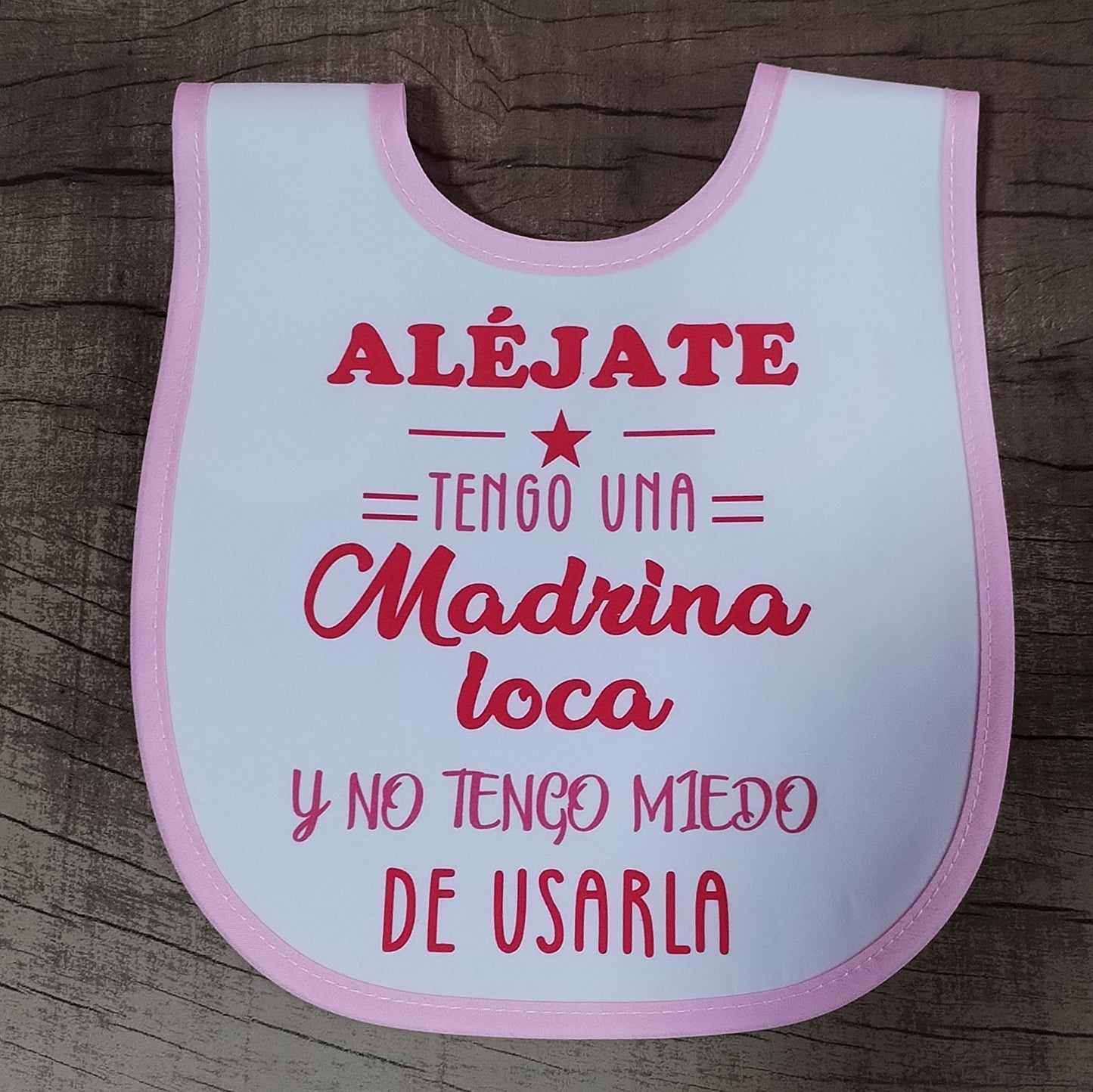 Babero aléjate tengo una madrina loca y no tengo miedos de usarla💖