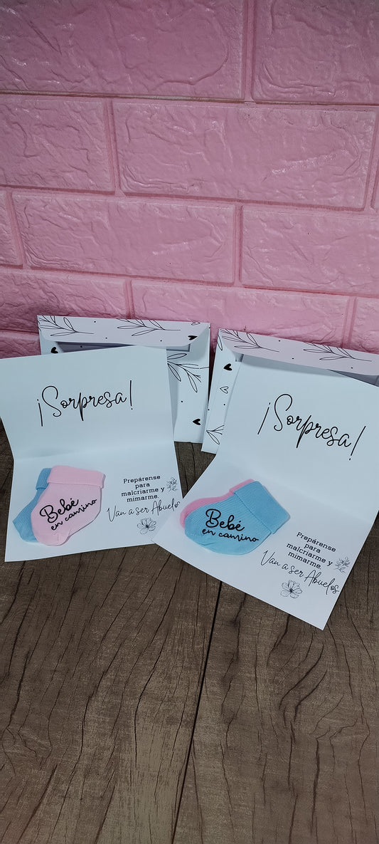 Tarjeta sorpresa con par de medias para dar la noticia ❤️ con sobre♥️📩 (una vez abonado podes escribirnos y personalizamos el mensaje de alado de las medias) las medias van pegadas a la tarjeta es más bien un detalle para guardar como recuerdo