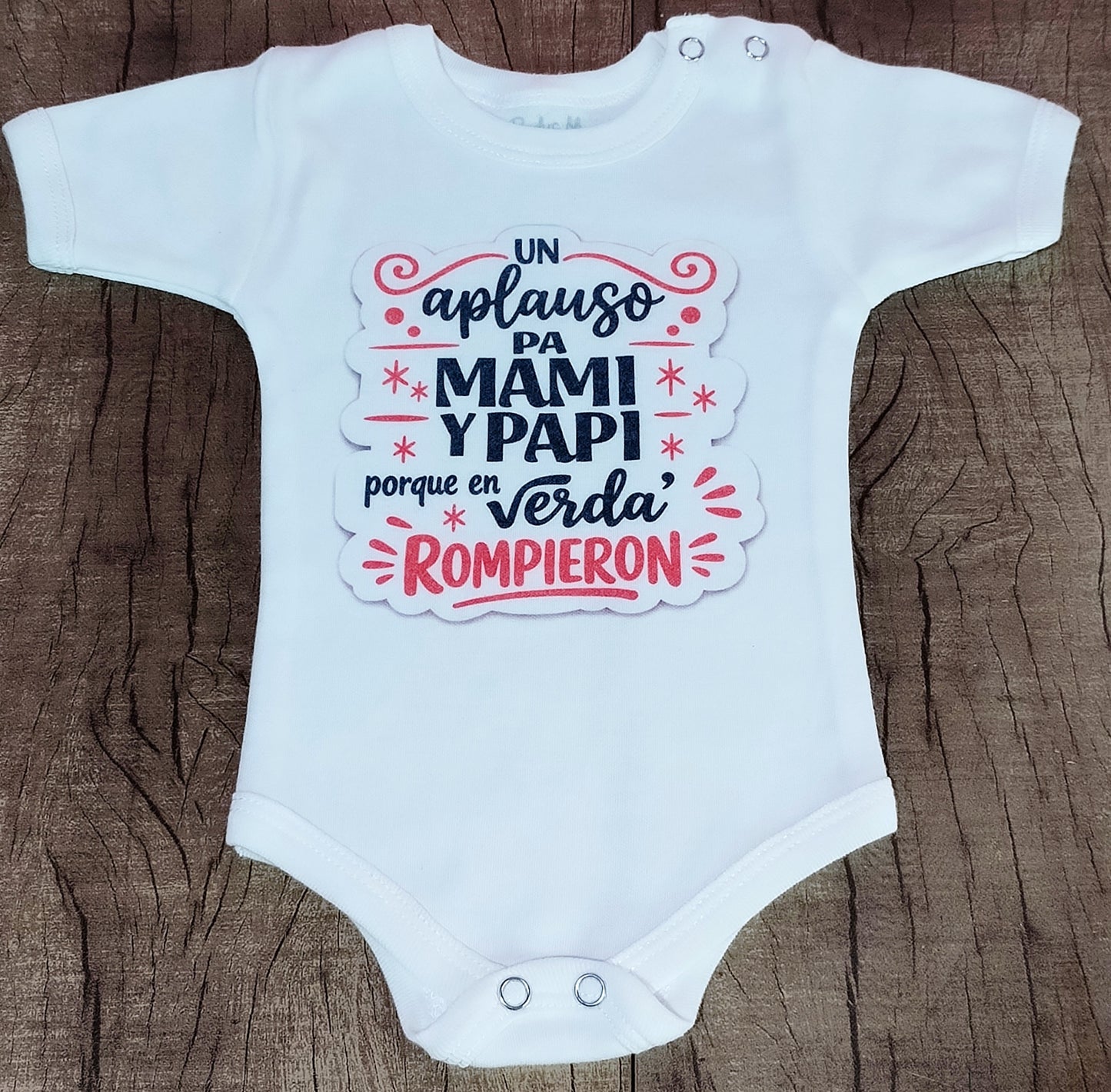 Un aplauso pa mami y Papi porque en verda' rompieron talle 0 manga corta