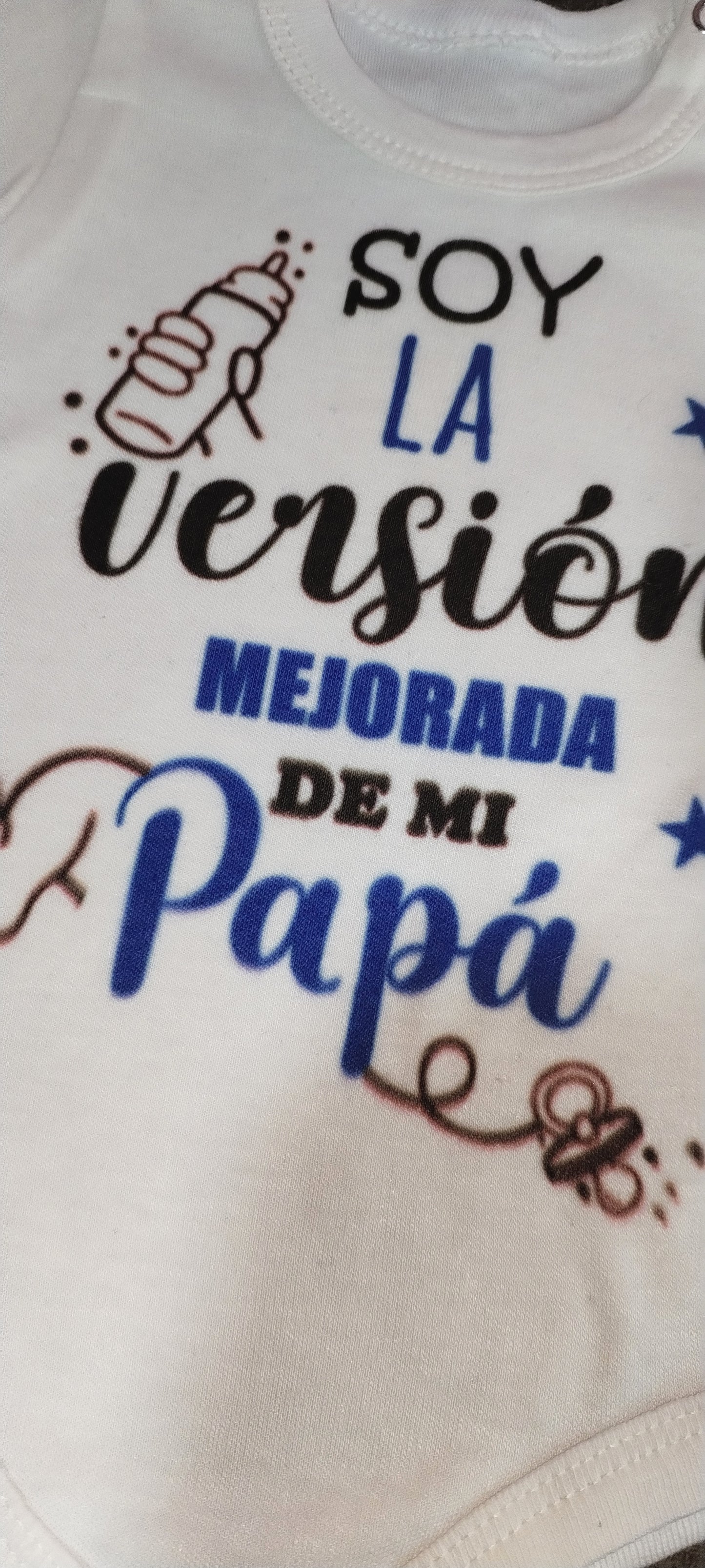 Body soy la versión mejorada de mi papá (talle 0 manga corta) en la segunda foto se ve el detalle que quedo borroso