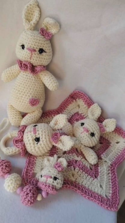 Set hecho a mano de crochet para nacimiento🩷 5 piezas.Muñeco de apego + Sonajero + Muñeco manta de apego + Chupetero🩷