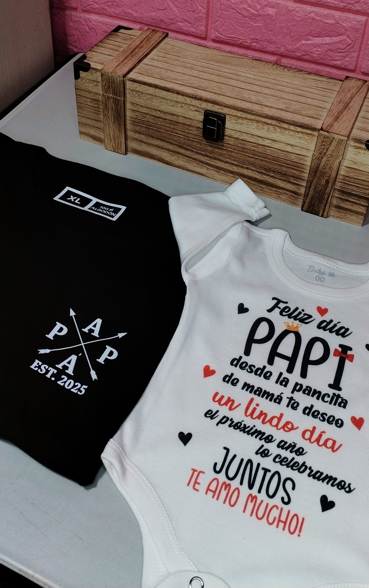 Box madera + remera negra + body+ 2 bombones + 1 barra bon o bon Para Papá y bebé (la remera de papá  una ves realizada la compra nos mandas a WhatsApp)
