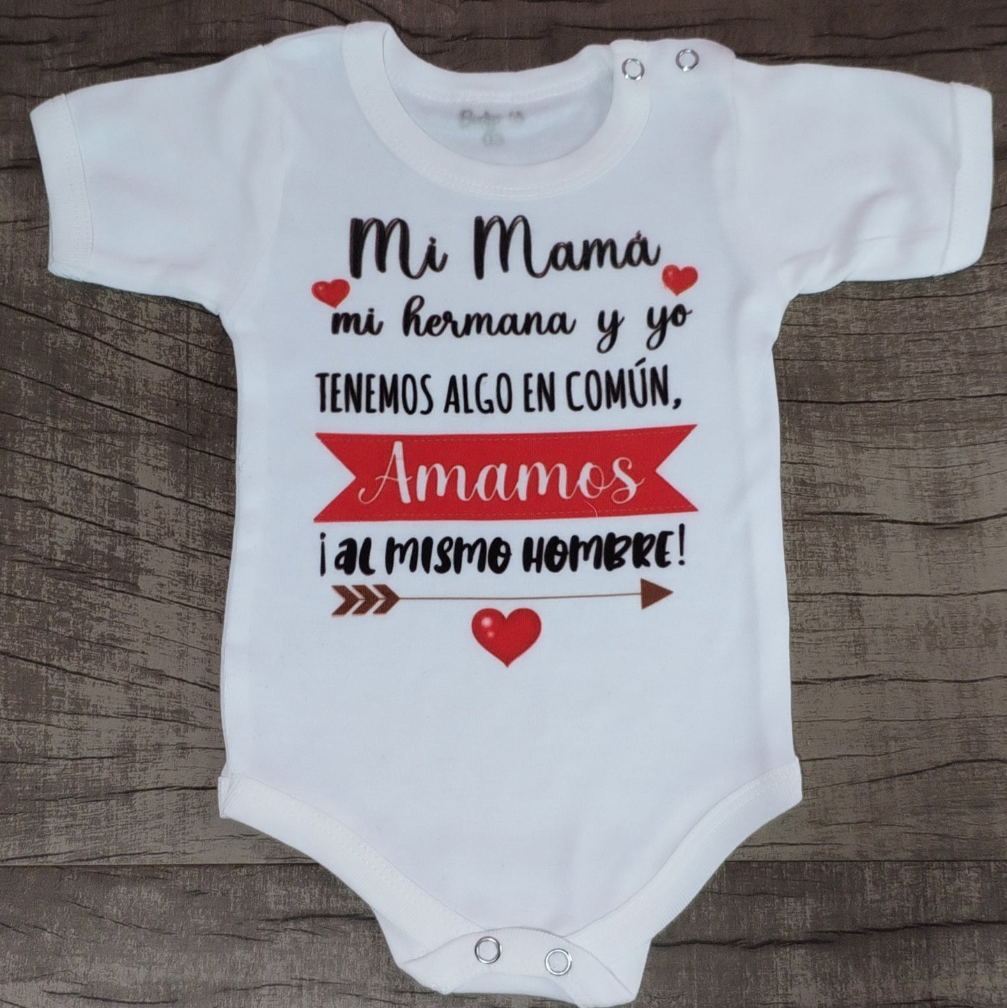 Body mi mamá mi hermana y yo tenemos algo en común amamos al mismo hombre (talle 3 manga corta) en la segunda foto se ve el detalle