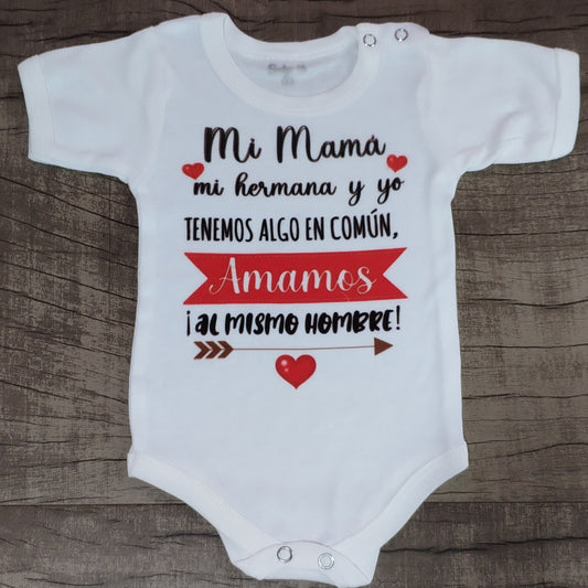 Body mi mamá mi hermana y yo tenemos algo en común amamos al mismo hombre (talle 3 manga corta) en la segunda foto se ve el detalle