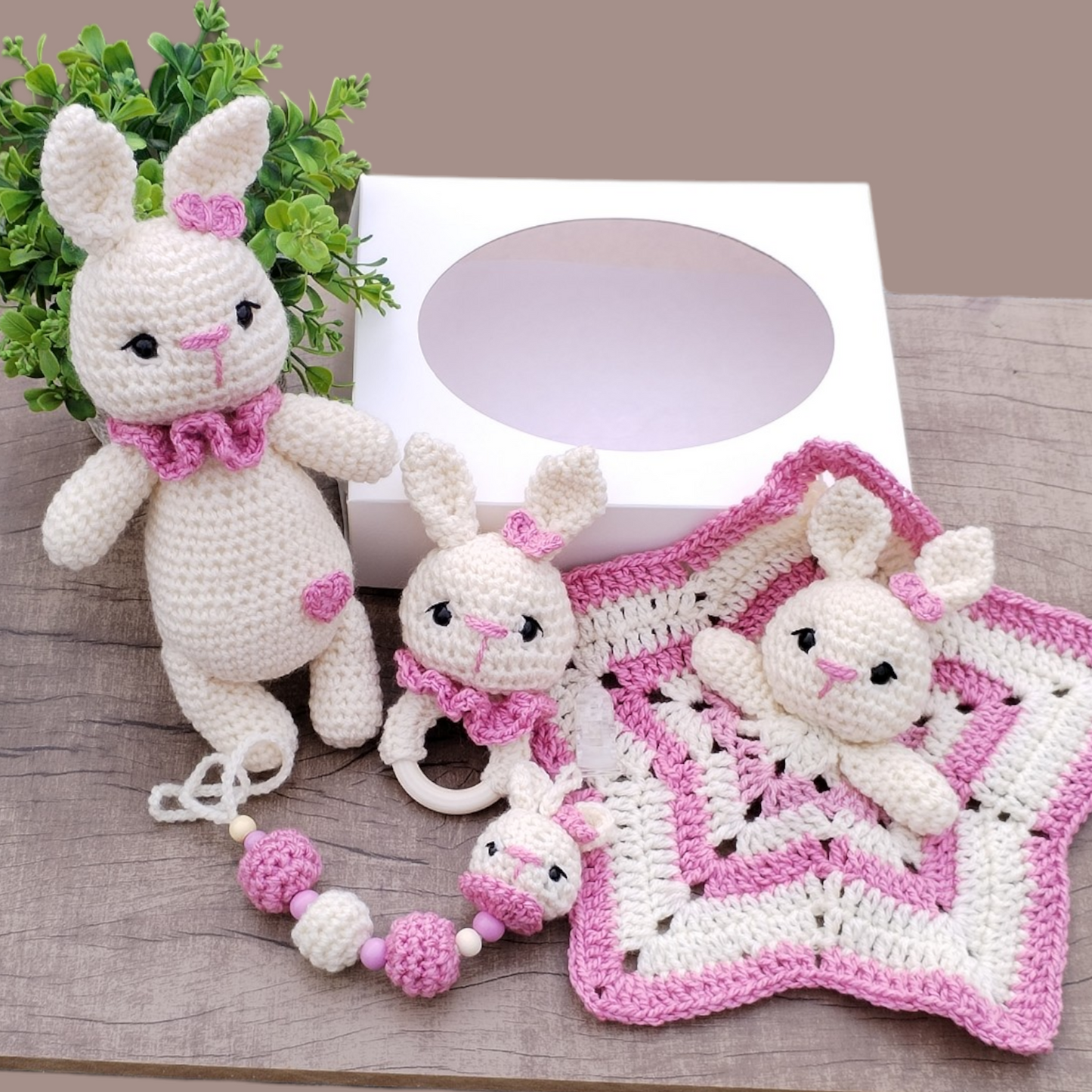 Set hecho a mano de crochet para nacimiento🩷 5 piezas.Muñeco de apego + Sonajero + Muñeco manta de apego + Chupetero🩷