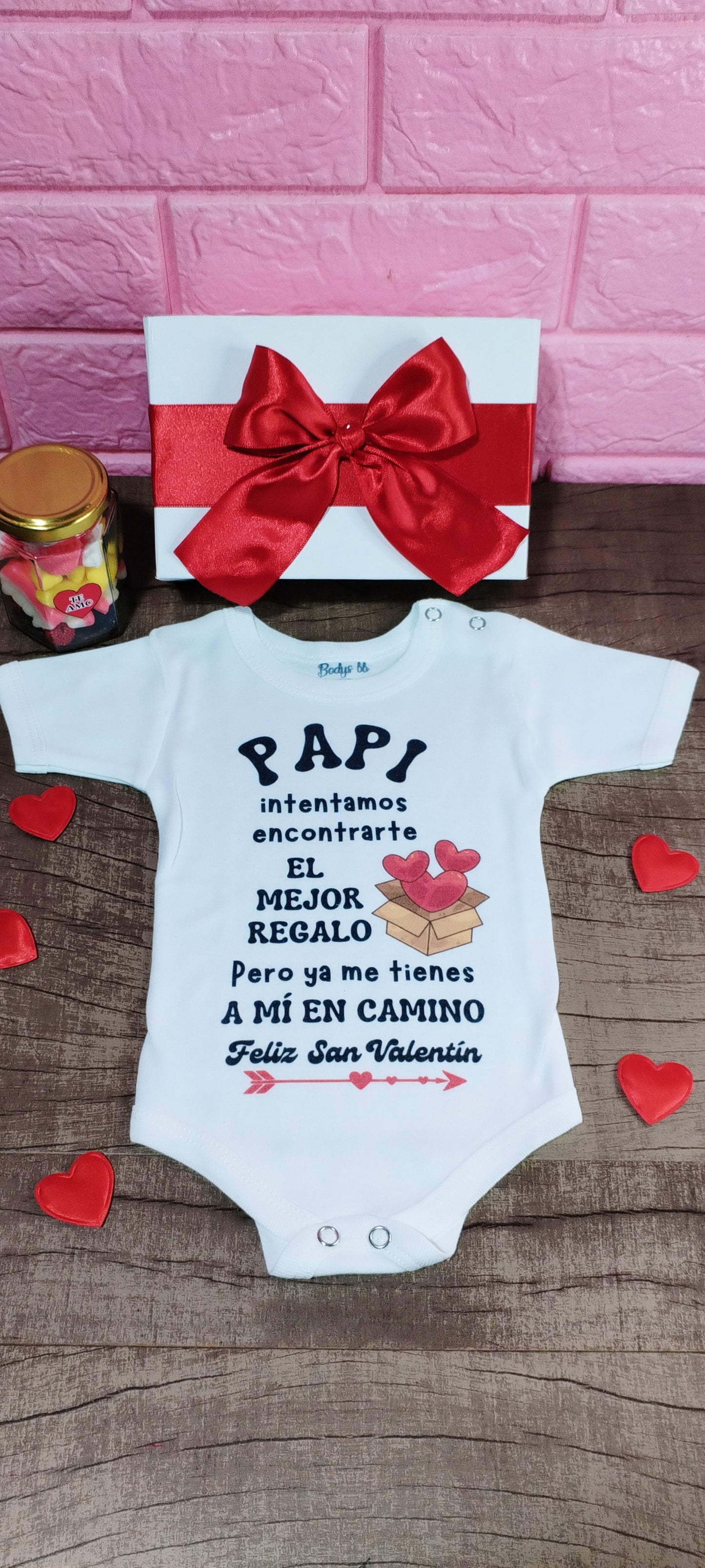 Promo 2 San Valentín ♥️ incluye 1 body personalizado a eleccion y un frasco de golosinas fini con caja con moño♥️el diseño para el body nos lo podes mandar por WhatsApp una vez realices la compra
