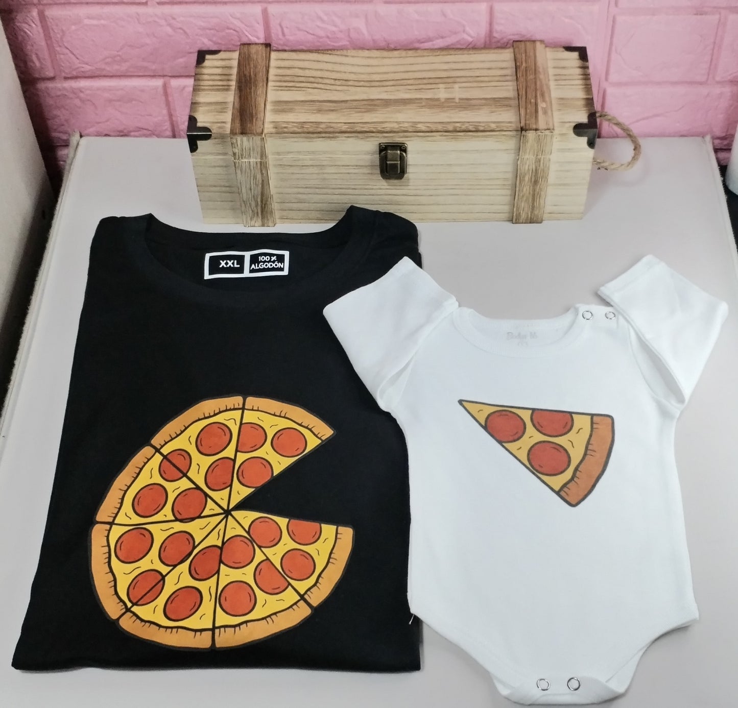 Box madera + remera negra + body+ 2 bombones + 1 barra bon o bon Para Papá y bebé (la remera de papá  una ves realizada la compra nos mandas a WhatsApp)