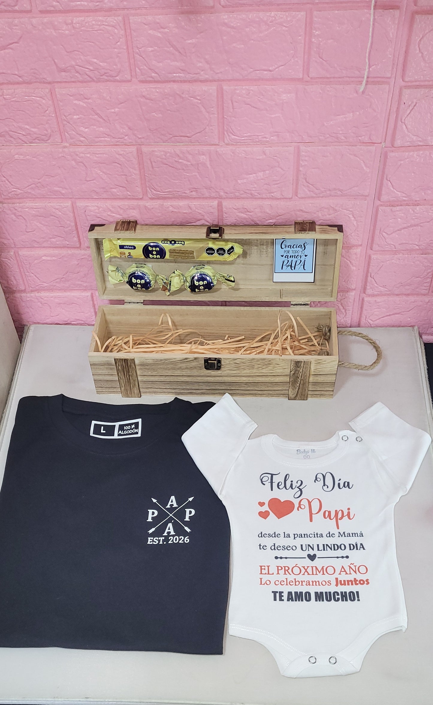 Box madera + remera negra + body+ 2 bombones + 1 barra bon o bon Para Papá y bebé (la remera de papá  una ves realizada la compra nos mandas a WhatsApp)