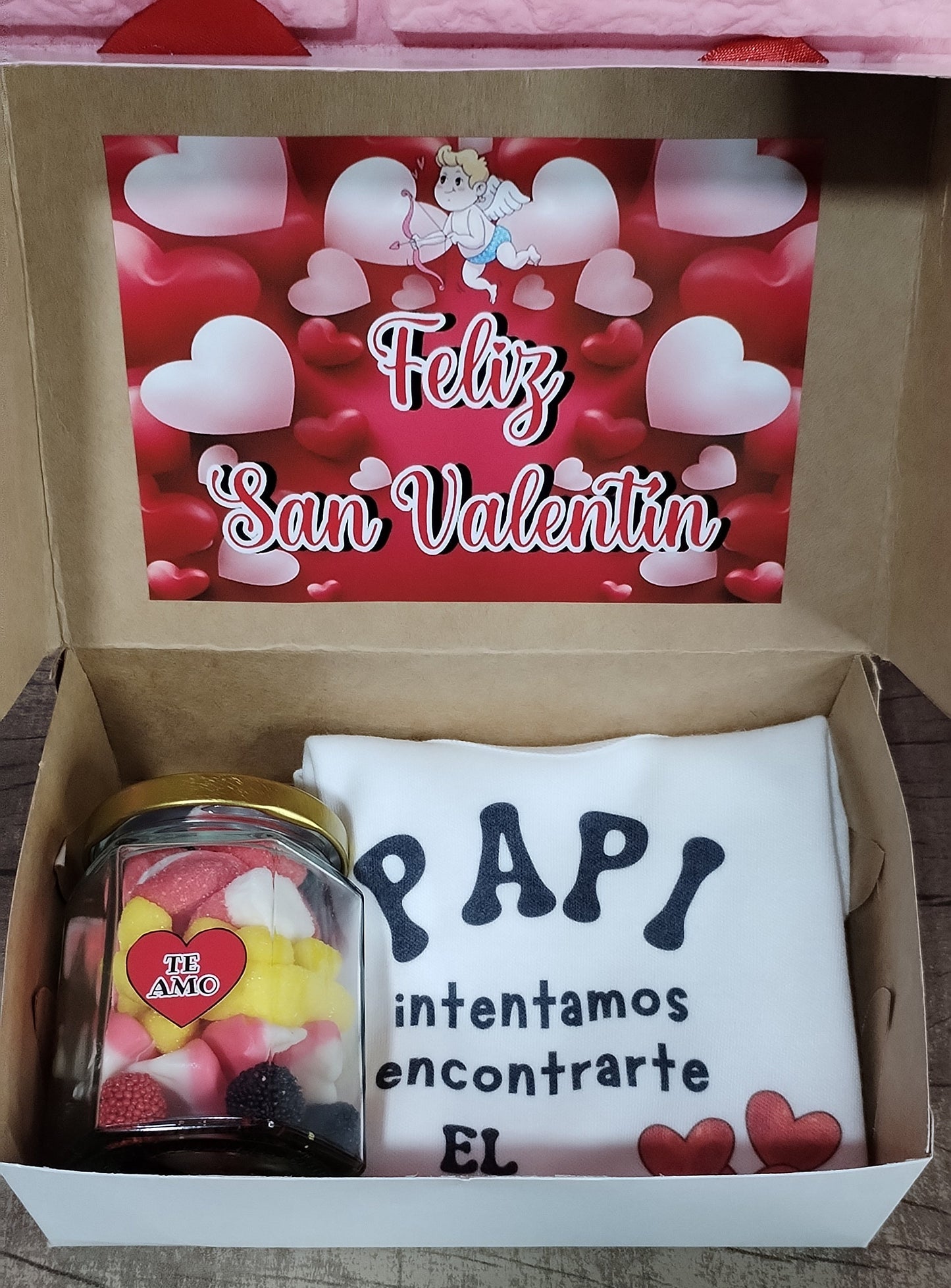 Promo 2 San Valentín ♥️ incluye 1 body personalizado a eleccion y un frasco de golosinas fini con caja con moño♥️el diseño para el body nos lo podes mandar por WhatsApp una vez realices la compra
