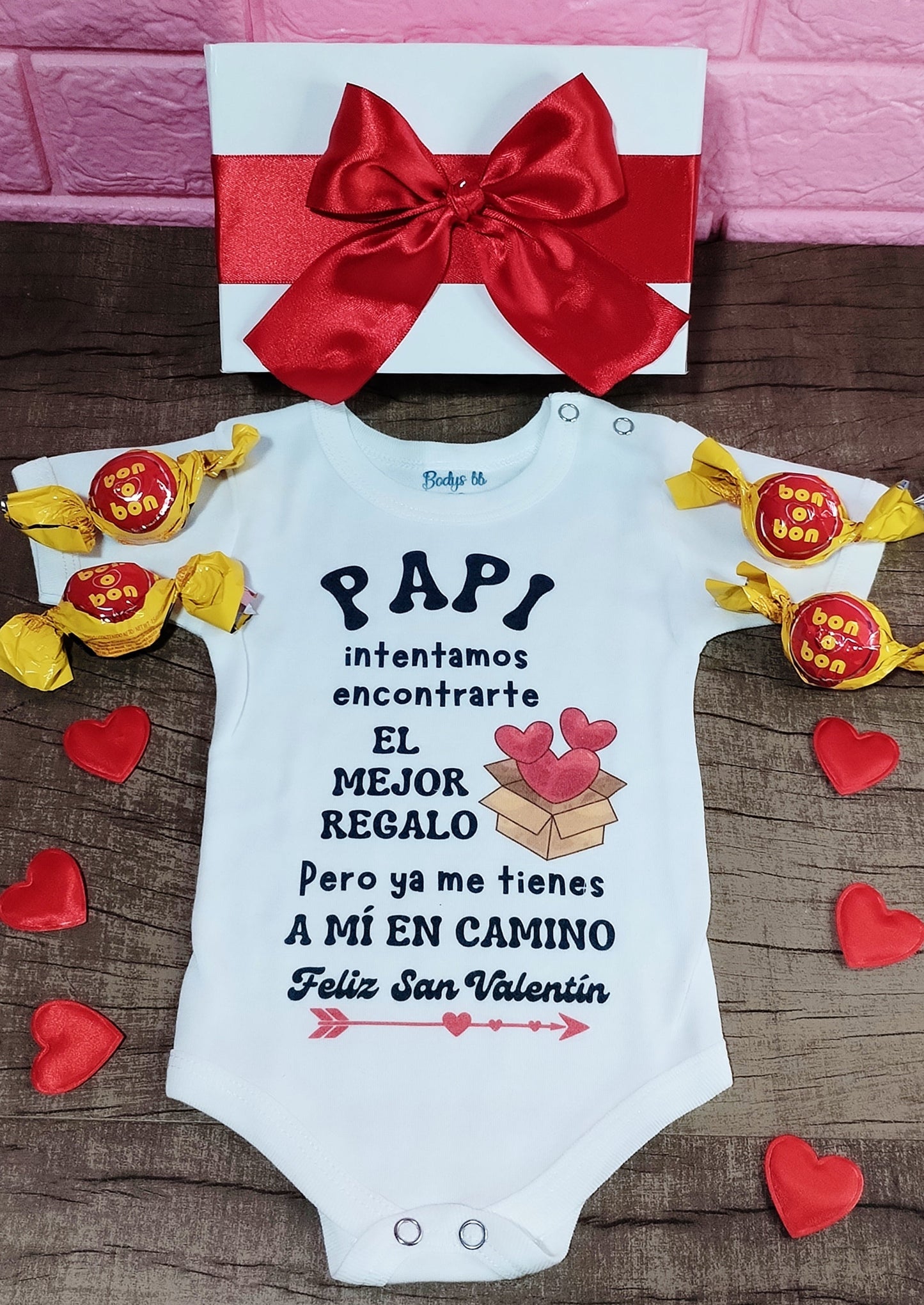 Promo 1 San Valentín ♥️ incluye 1 body personalizado a eleccion + 4 bombones con caja con moño♥️el diseño para el body nos lo podes mandar por WhatsApp una vez realices la compra