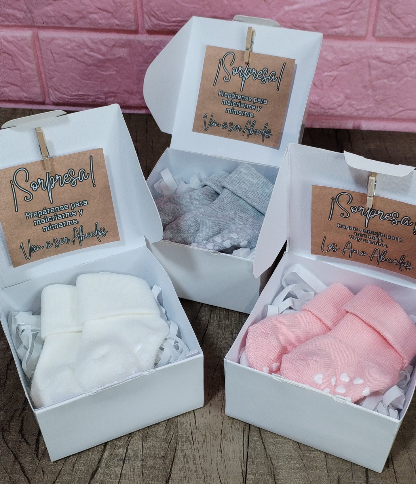 Cajita sorpresa para dar la noticia con medias antideslizantes super hermosas❤️(una vez abonado podes escribirnos y personalizamos el mensaje) las medias son super utilizables para el bebé o para guardar como recuerdo