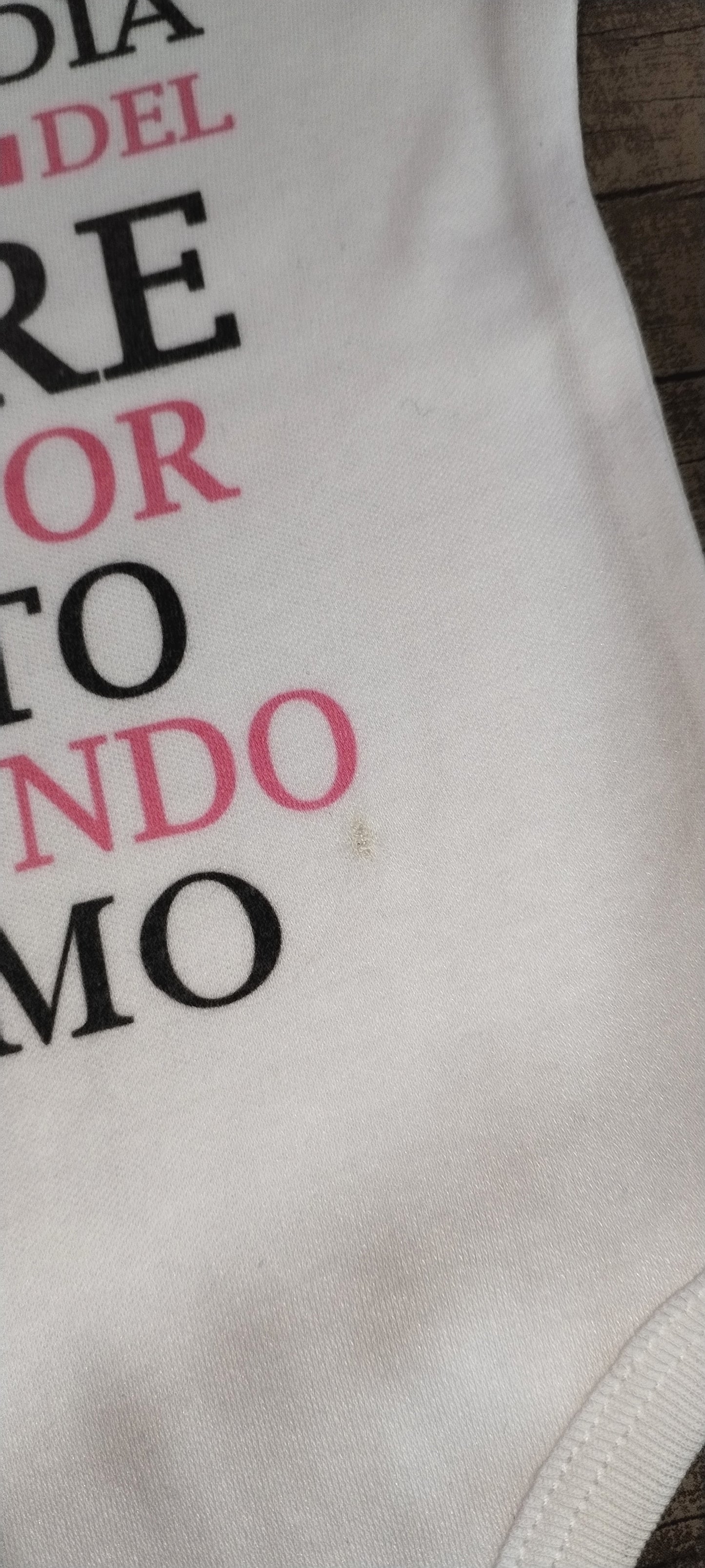 Body feliz 1er día del padre al mejor papito del mundo te amo (talle 3 manga larga) en la segunda foto se ve el detalle tiene como un nudito en la costura al tacto