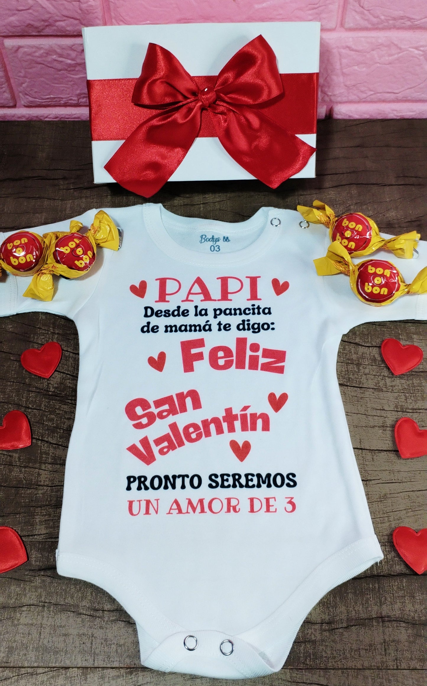 Promo 1 San Valentín ♥️ incluye 1 body personalizado a eleccion + 4 bombones con caja con moño♥️el diseño para el body nos lo podes mandar por WhatsApp una vez realices la compra