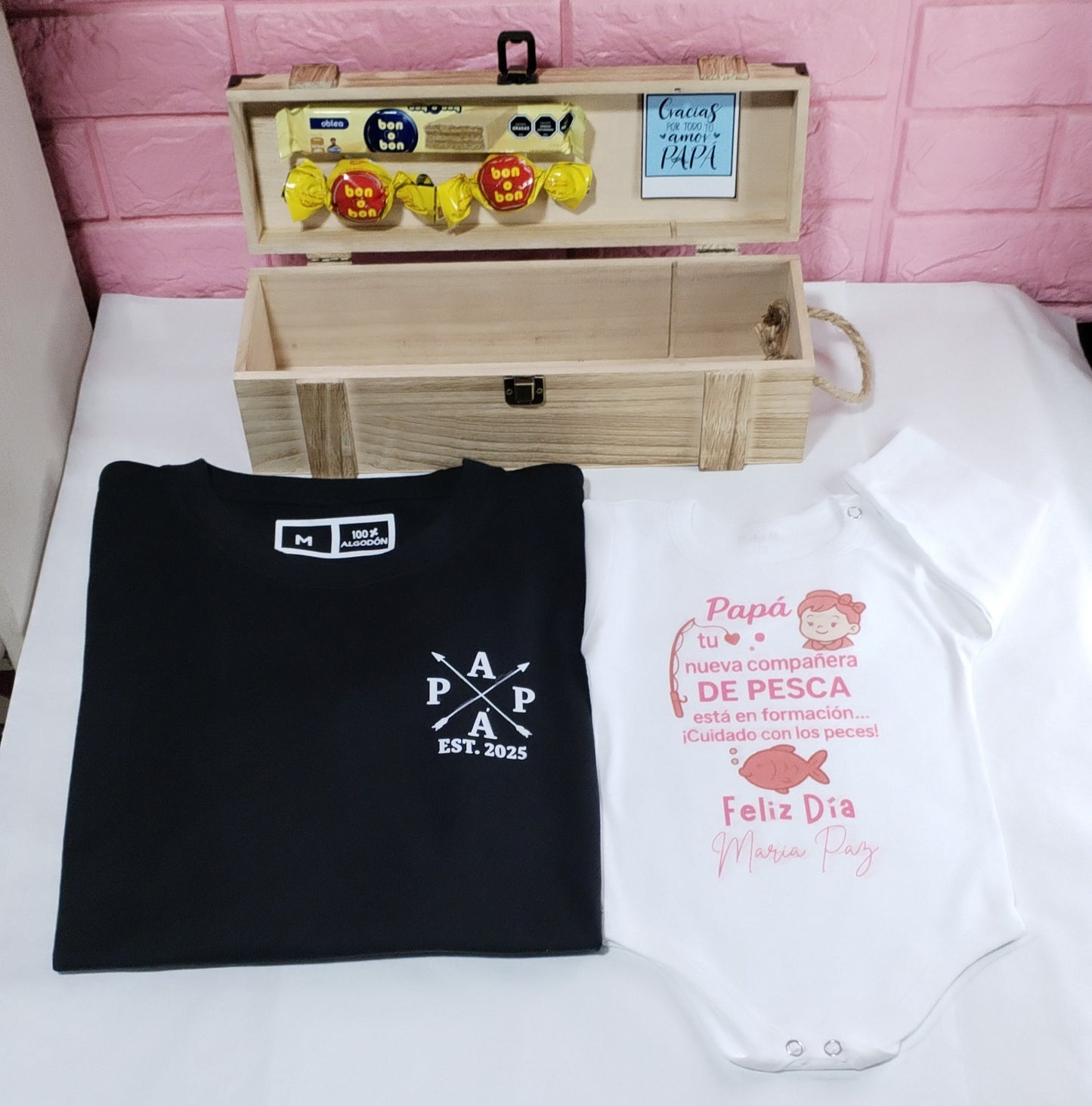 Box madera + remera negra + body+ 2 bombones + 1 barra bon o bon Para Papá y bebé (la remera de papá  una ves realizada la compra nos mandas a WhatsApp)