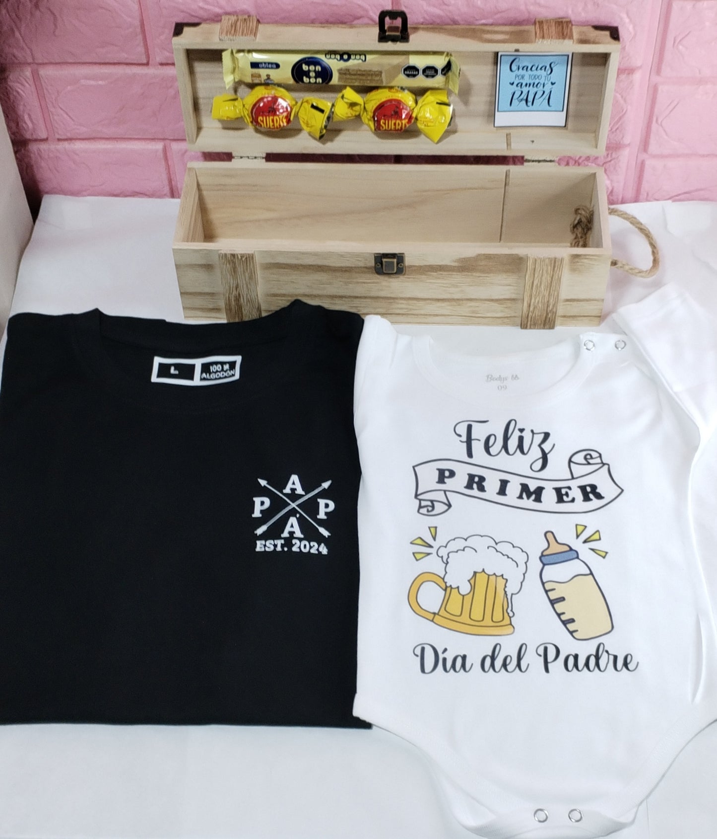 Box madera + remera negra + body+ 2 bombones + 1 barra bon o bon Para Papá y bebé (la remera de papá  una ves realizada la compra nos mandas a WhatsApp)