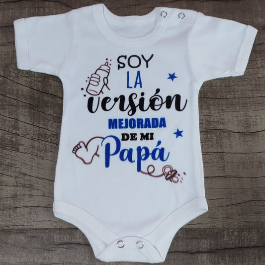 Body soy la versión mejorada de mi papá (talle 0 manga corta) en la segunda foto se ve el detalle que quedo borroso