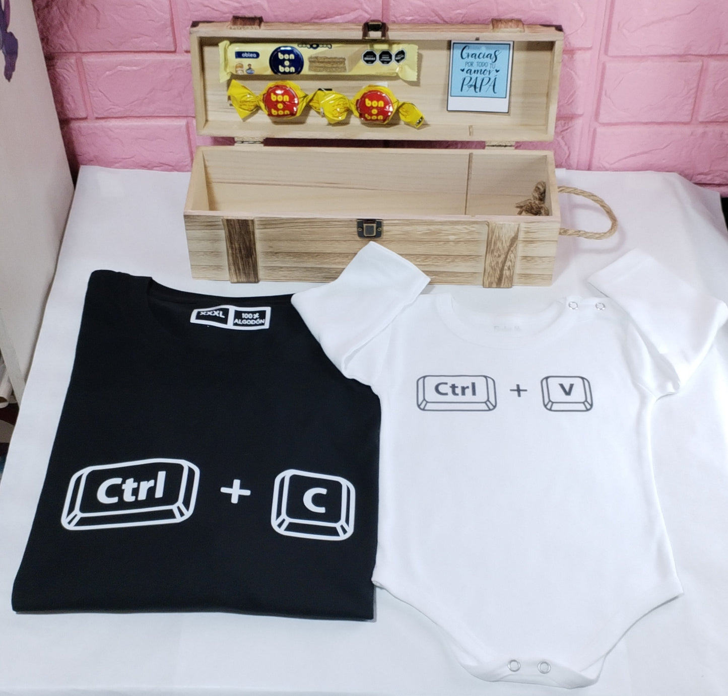 Box madera + remera negra + body+ 2 bombones + 1 barra bon o bon Para Papá y bebé (la remera de papá  una ves realizada la compra nos mandas a WhatsApp)