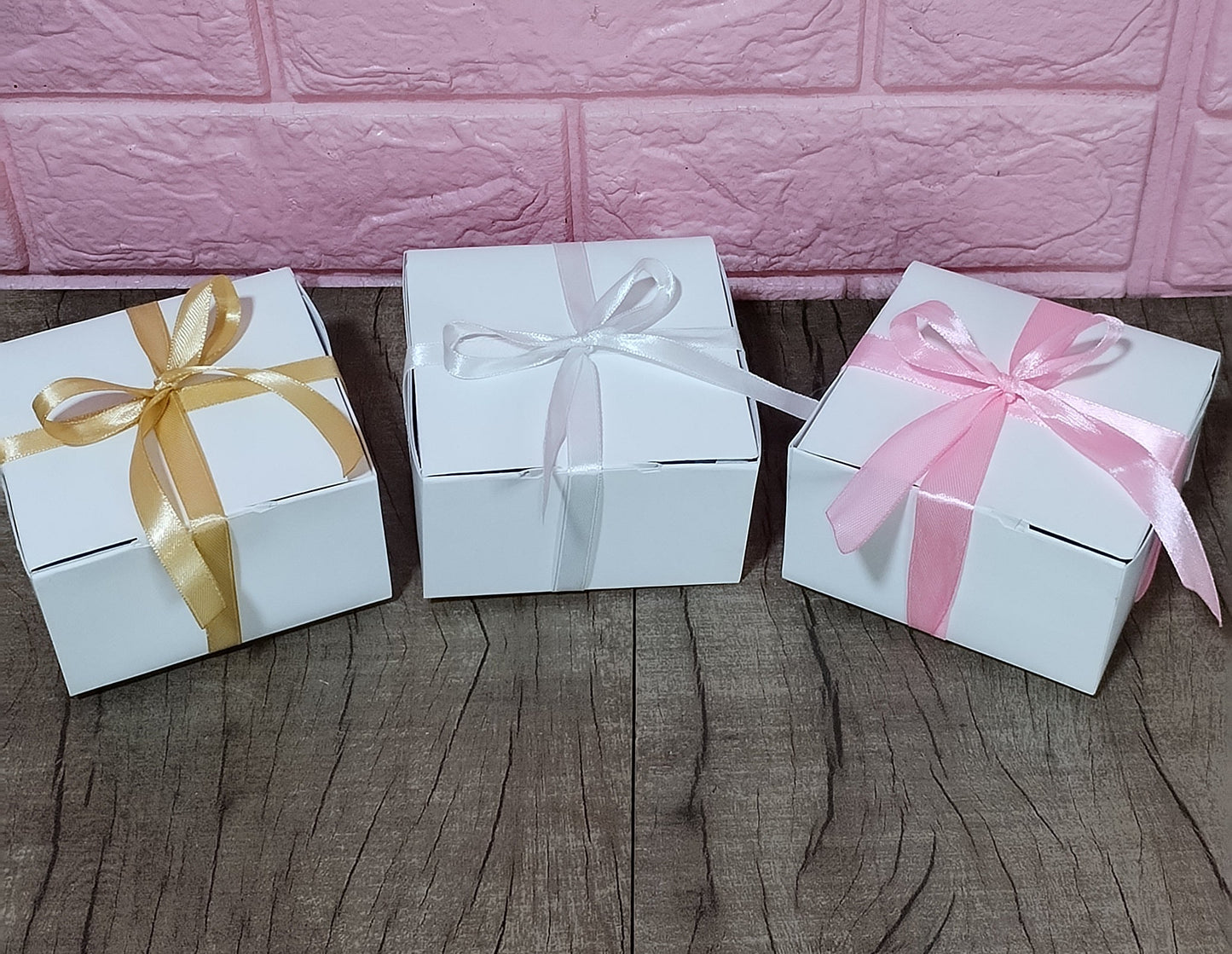 Cajita sorpresa para dar la noticia con medias antideslizantes super hermosas❤️(una vez abonado podes escribirnos y personalizamos el mensaje) las medias son super utilizables para el bebé o para guardar como recuerdo
