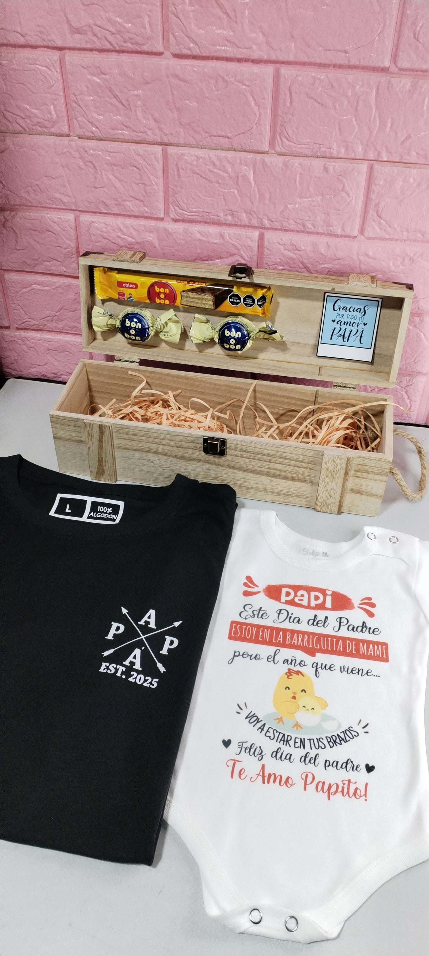 Box madera + remera negra + body+ 2 bombones + 1 barra bon o bon Para Papá y bebé (la remera de papá  una ves realizada la compra nos mandas a WhatsApp)