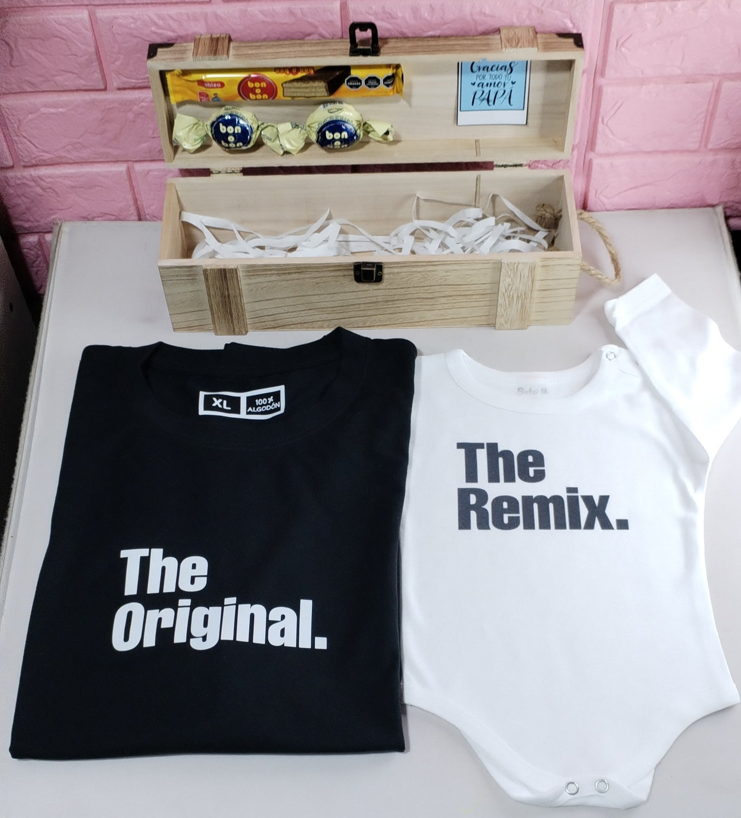 Box madera + remera negra + body+ 2 bombones + 1 barra bon o bon Para Papá y bebé (la remera de papá  una ves realizada la compra nos mandas a WhatsApp)