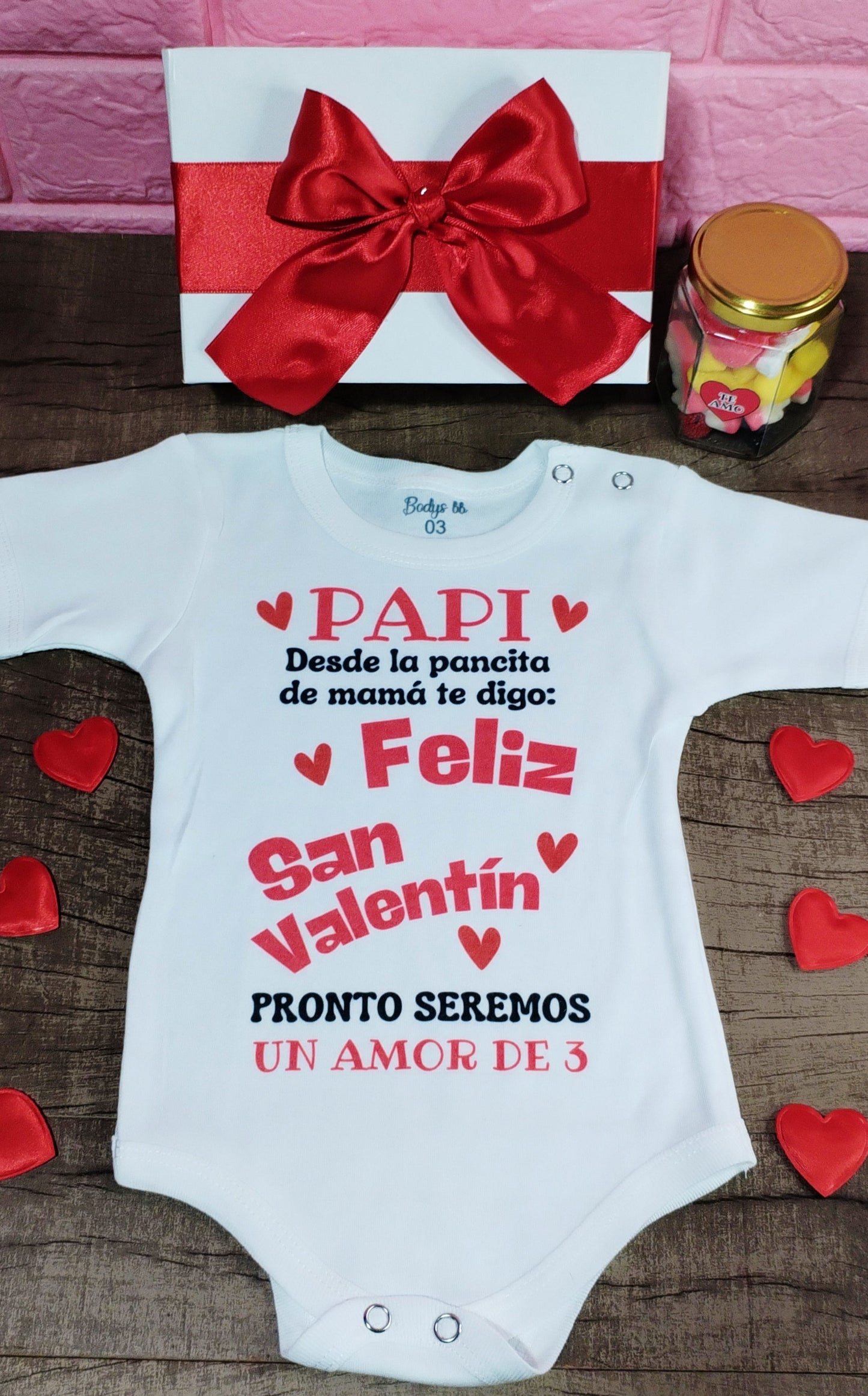 Promo 2 San Valentín ♥️ incluye 1 body personalizado a eleccion y un frasco de golosinas fini con caja con moño♥️el diseño para el body nos lo podes mandar por WhatsApp una vez realices la compra