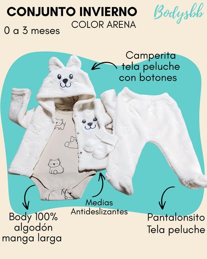 Conjunto peluche color arena🤎 4 piezas. 1 campera peluche abotonada con capucha + 1 pantalón peluche + 1 body 100% algodón premium manga larga + 1 par de medias antideslizantes