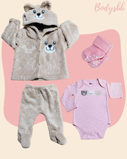 Conjunto peluche color marrón 🩷🤎 4 piezas. 1 campera peluche abotonada con capucha + 1 pantalón peluche + 1 body 100% algodón premium manga larga + 1 par de medias antideslizantes