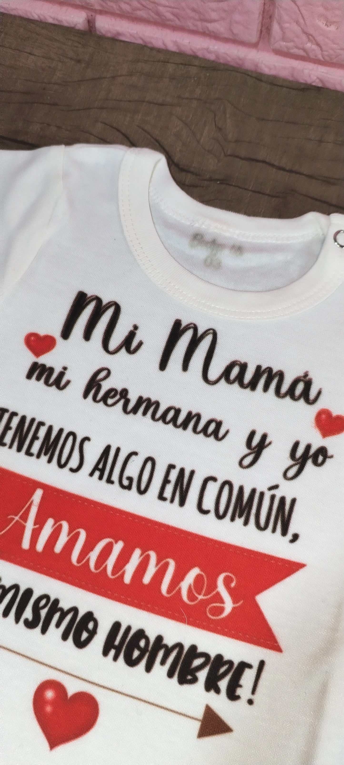 Body mi mamá mi hermana y yo tenemos algo en común amamos al mismo hombre (talle 3 manga corta) en la segunda foto se ve el detalle