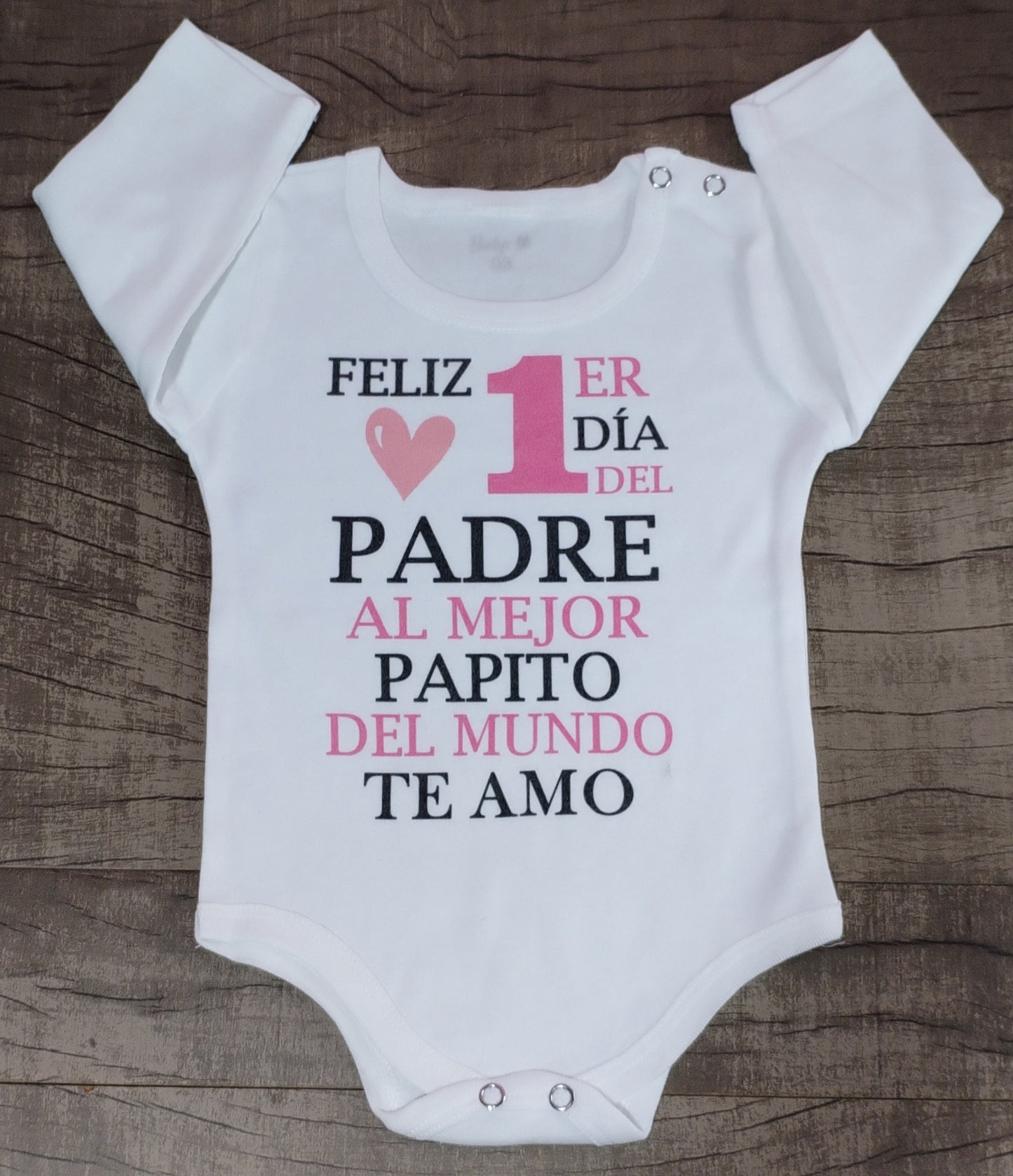 Body feliz 1er día del padre al mejor papito del mundo te amo (talle 3 manga larga) en la segunda foto se ve el detalle tiene como un nudito en la costura al tacto