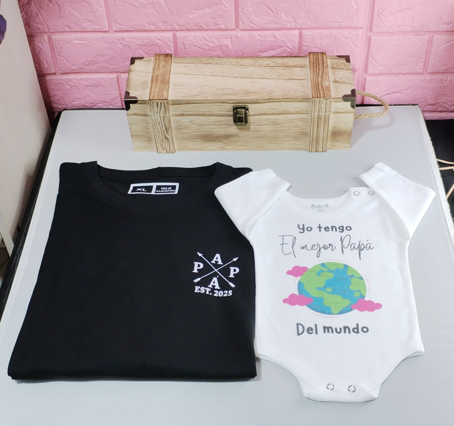 Box madera + remera negra + body+ 2 bombones + 1 barra bon o bon Para Papá y bebé (la remera de papá  una ves realizada la compra nos mandas a WhatsApp)