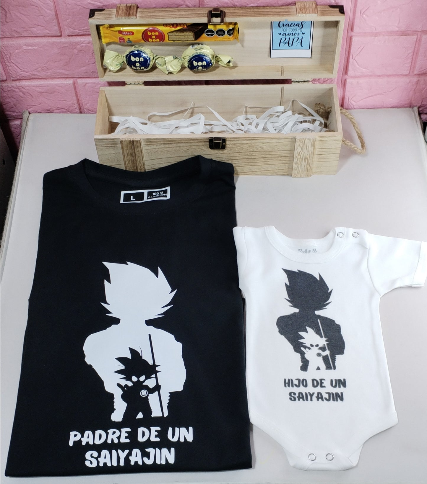 Box madera + remera negra + body+ 2 bombones + 1 barra bon o bon Para Papá y bebé (la remera de papá  una ves realizada la compra nos mandas a WhatsApp)