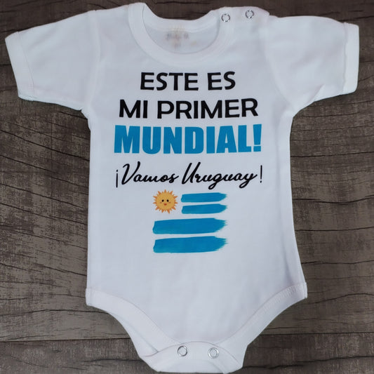 Body este es mi primer mundial 🇺🇾 (talle 3 manga corta)